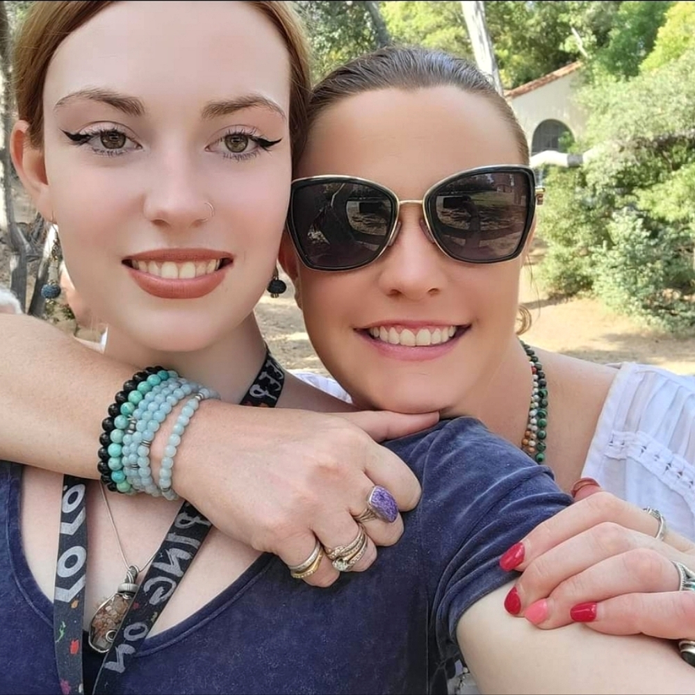 Meet your Posher, Jennifer--POSH AMBASSADOR & 5⭐️ Seller!